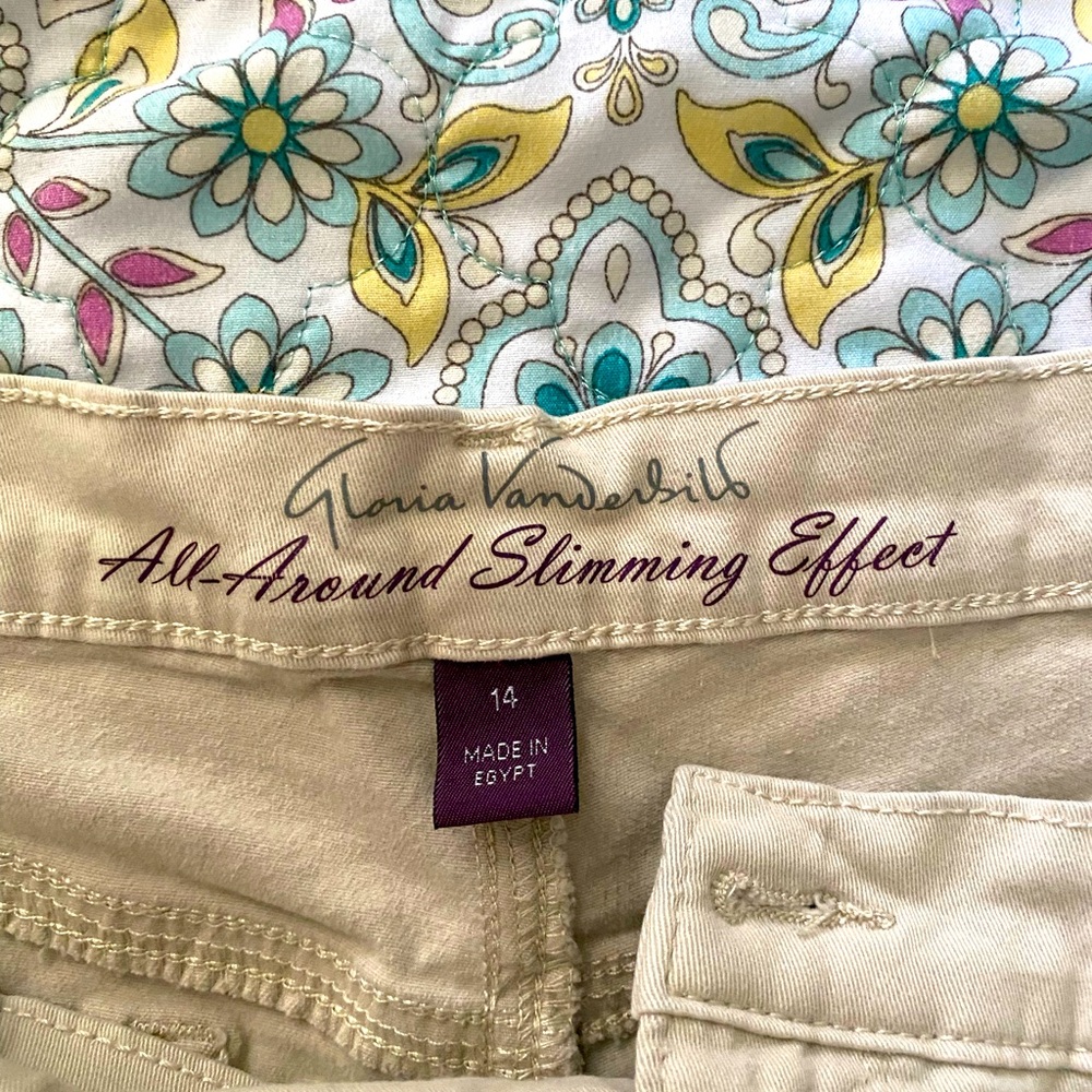 Gloria Vanderbilt All-Around Slimming Effect Cuff Capri. - Picture 2 of 4